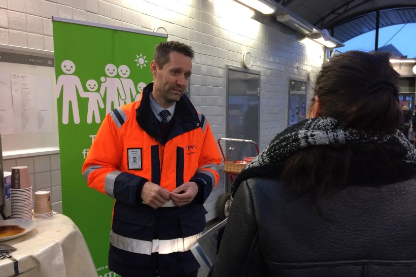 Stationsvärd på Jakobsbergs station pratar om trygghet med resenär.