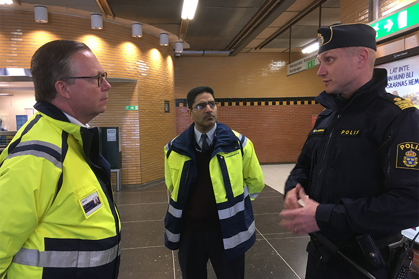 Representanter från MTR och polisen samtalar i Rinkeby