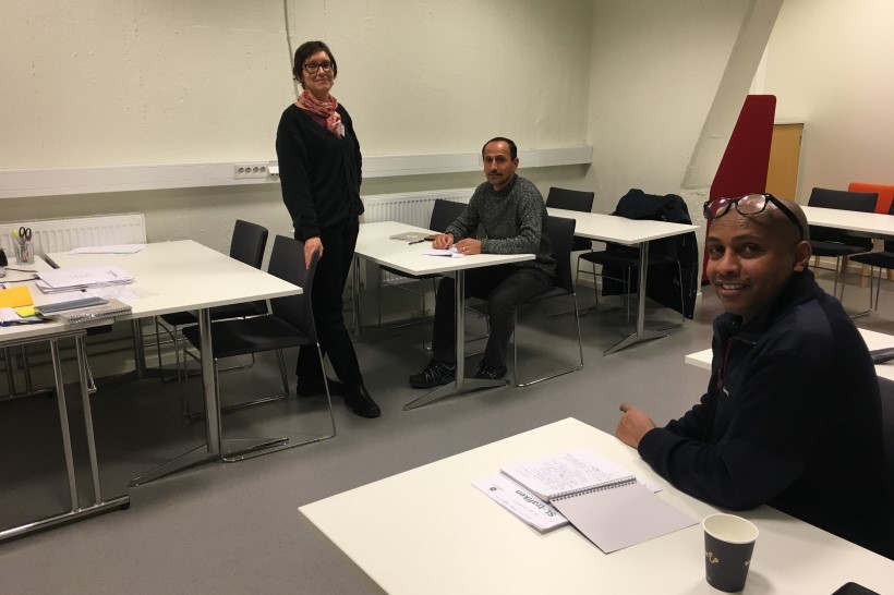 Kursdeltagarna Solomon Okbamichael och Falah Asho tillsammans med läraren Kristina Ekblom under MTR:s utbildning i svenska för lokalvårdare. Kursdeltagarna Solomon Okbamichael och Falah Asho tillsammans med läraren Kristina Ekblom under MTR:s utbildning i svenska för lokalvårdare.