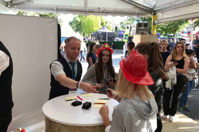 Thomas Selander, stationschef Röd Linje, talar med besökare på We Are Sthlm.