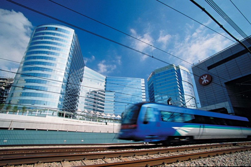 MTR Corporation, Hong Kong Snabbtåg i Hong Kong passerar byggnad från MTR i Hong Kong
