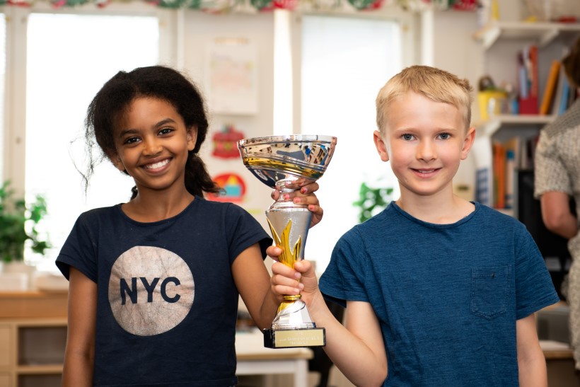 Vinnare av Lilla Säkerhetspriset 2018 från Klass 2B i Kevingeskolan i Danderyd. På bilden fr v Solana Zarai, Edvin Lundberg.