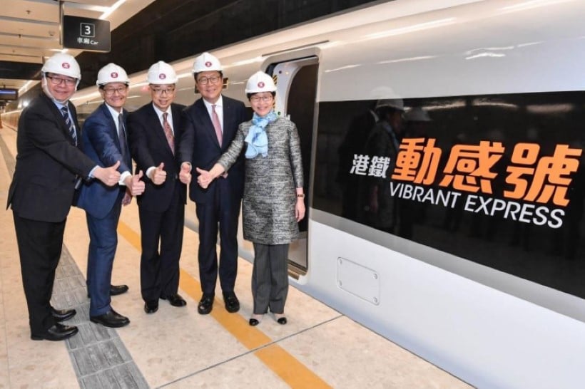 Invigning av Vibrant Express med MTR Corporations VD Lincoln Leong (andra från vänster) och ordförande Frederick Ma (andra från höger).