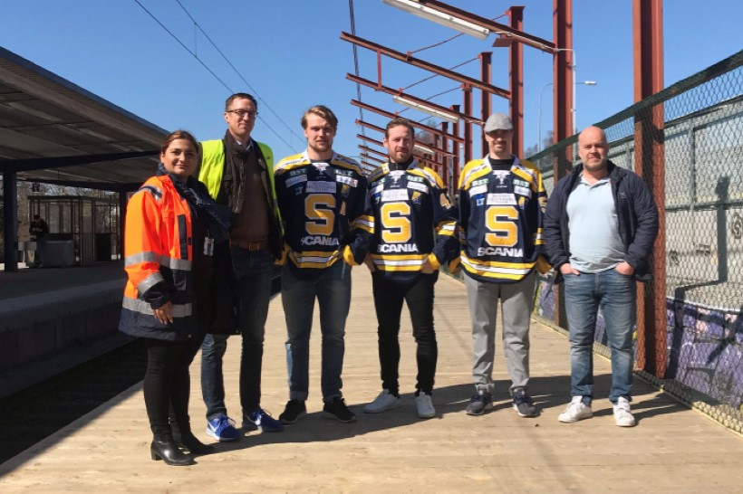 Den nya träplattformen vid Östertälje station kommer underlätta byten mellan pendeltåg och buss under Trafikverkets ombyggnad i Södertälje Centrum. Från vänster: Mahsa Eshghinejad stationschef Östertälje, Jan Magnusson projektledare MTR, SSK-spelarna Ludwig Blomstrand, Stefan Gråhns och Alexander Sahlin, samt Peter Larsson chef kompetensförsörjning Telge Tillväxt.