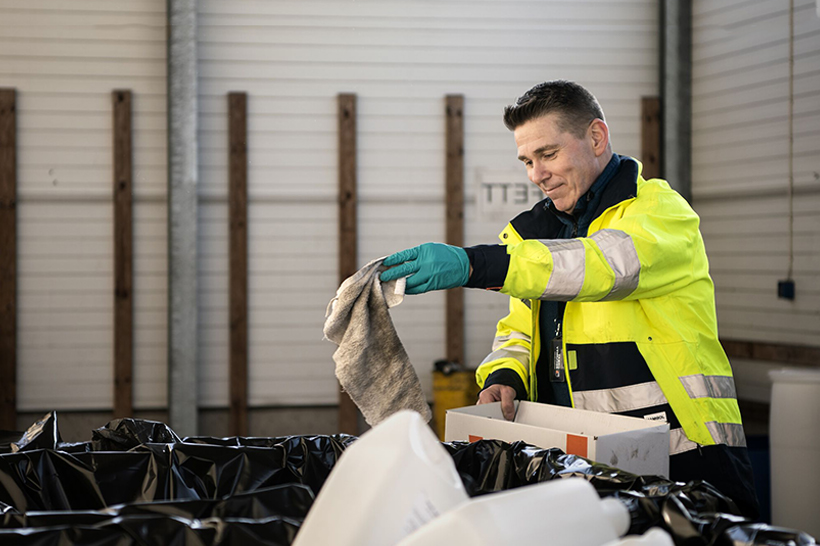 Man slänger avfall i kärl