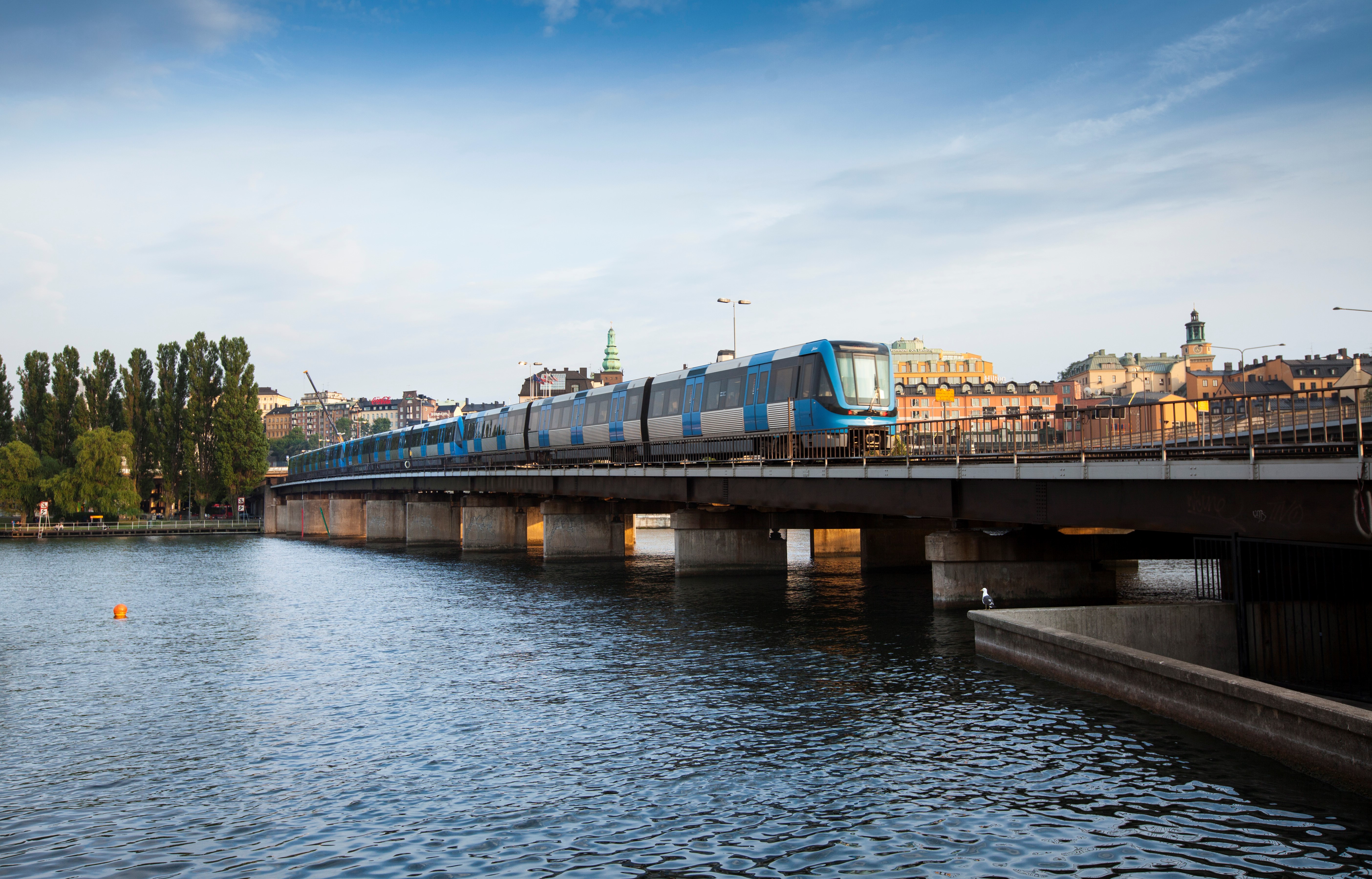 Pendeltåg åker över bro i stockholm