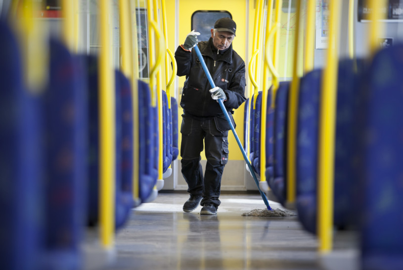 MTR kommer utföra städning av tunnelbanans fordon och depåer i egen regi.