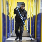 MTR Städning i tunnelbanevagn.