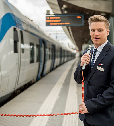 Tågvärd Mikael Pettersson framför tåg