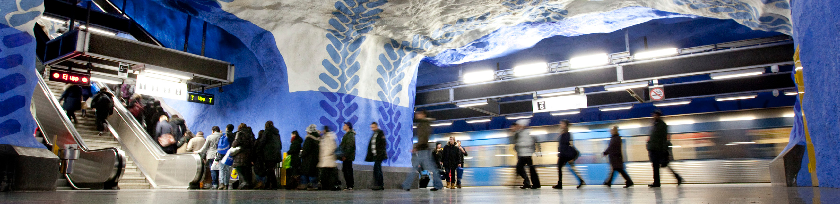 folk i tunnelbanemiljö