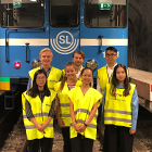 summer interns framför tunnelbana i rissnedepån